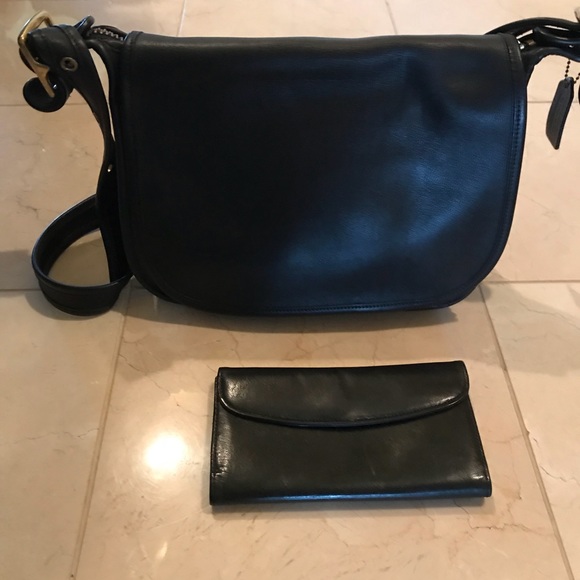 Black cross body Coach bag with gold hardware - Picture 6 of 7